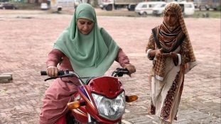 خواتین کا موٹر سائیکل چلانا