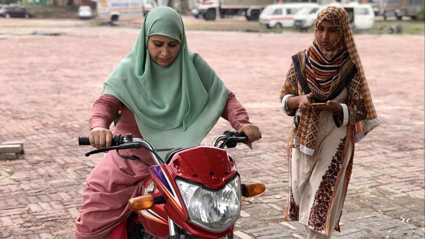 خواتین کا موٹر سائیکل چلانا