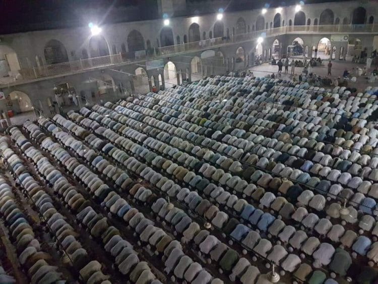masjid mein namaz