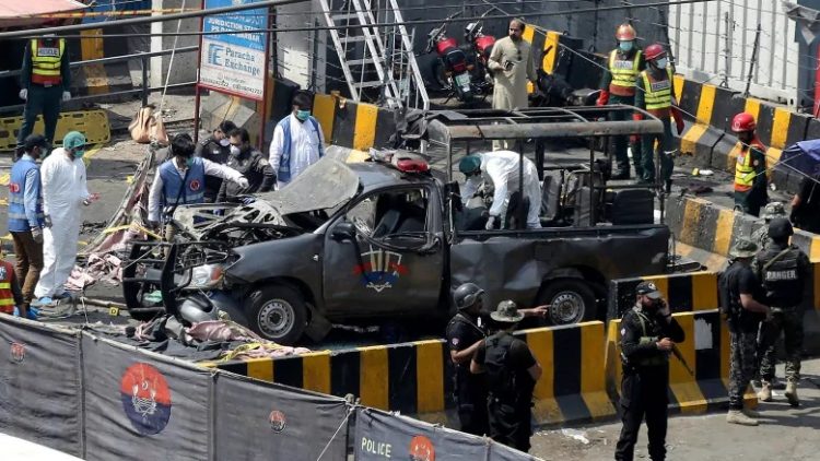 لاہور میں خودکش حملہ۔ اہلکاروں سمیت 10 افراد جاں بحق