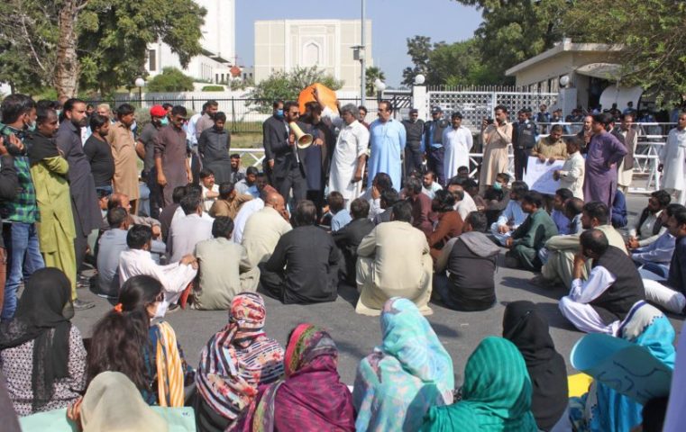 budget katoti ne radio paistan mulazmeen ka rozgar cheen liya