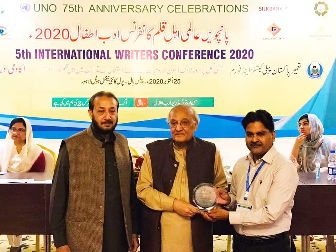 syed ejaz gillani ko sahafati khidmat per award