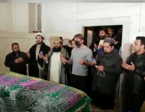 maroof turk adakar Engin Altan ka badshaahi masjid ka dora