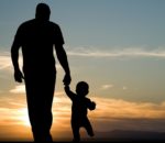باپ، زندگی کی کڑی دھوپ میں ٹھنڈا سایہ