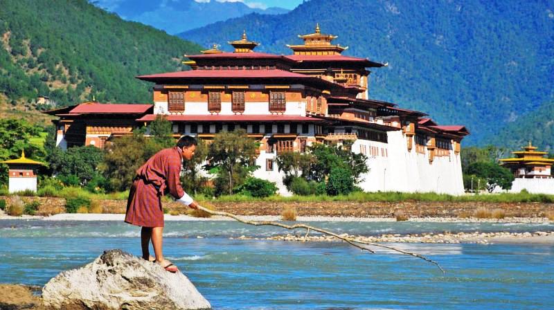 ghurbat ko shikast aur taraqqi ke manazil teh kerta bhutan